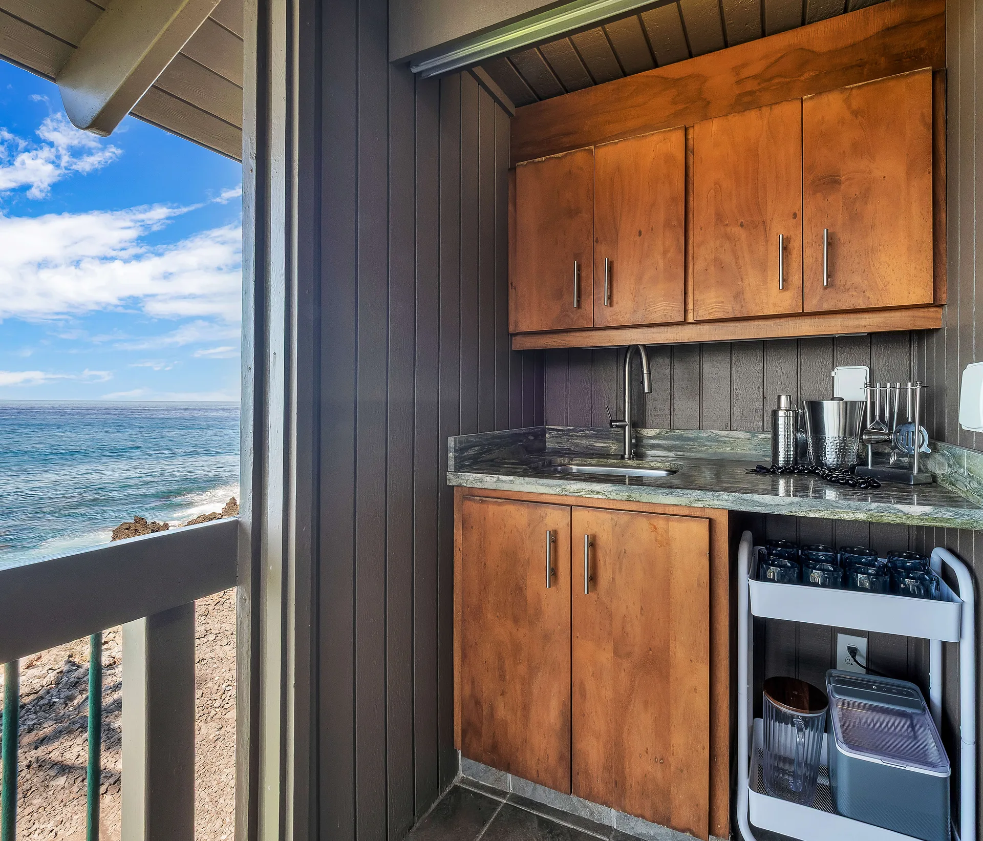 Lanai wet bar area with ocean view